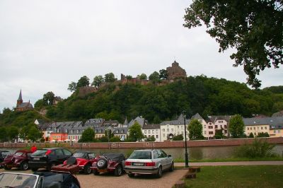 Blick v. Parkplatz auf die Burg